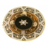 A VICTORIAN MOURNING BROOCH, IN GOLD, UNMARKED, SET WITH JET AND A SEED PEARL, REVERSE INSET WITH
