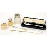 MISCELLANEOUS SILVER ARTICLES, INCLUDING A GEORGE V SILVER LIDDED GLASS SCENT BOTTLE AND STOPPER,