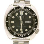 A SEIKO STAINLESS STEEL AUTOMATIC GENTLEMAN'S WRISTWATCH, STAINLESS STEEL BRACELET, 6309-7040