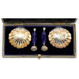 A PAIR OF EDWARD VII SILVER SALT CELLARS AND SPOONS, BIRMINGHAM 1903, CASED, 12DWTS++GOOD CONDITION