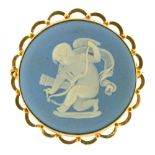 A WEDGWOOD JASPERWARE CAMEO BROOCH OF PUTTO, IN GOLD MARKED 9CT, 3.2 CM DIAMETER++LIGHT WEAR
