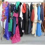 A COLLECTION OF VINTAGE CLOTHING, TO INCLUDE COATS NY MUNDER, FRANK USHER DRESS AND OTHER
