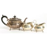 A GEORGE V SILVER THREE PIECE TEA SERVICE, TEAPOT 13 CM H, BIRMINGHAM 1932, 22OZS