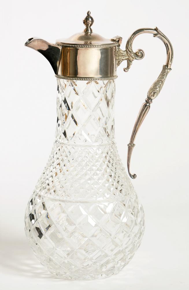 AN ELIZABETH II SILVER MOUNTED CUT GLASS CLARET JUG, 29 CM H, LONDON 1975