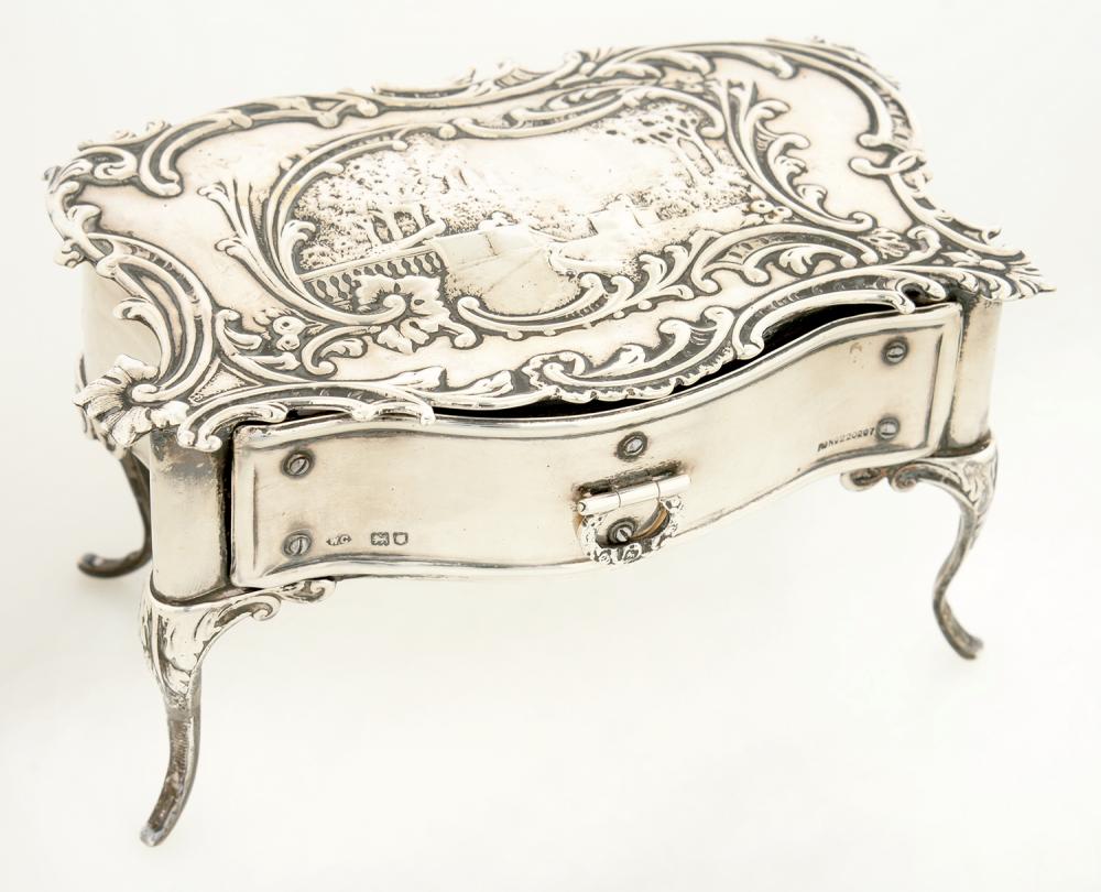 AN EDWARD VII SILVER TRINKET BOX IN THE FORM OF A TABLE, 15 CM W, LONDON 1902++DENTED. TARNISHED