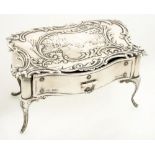 AN EDWARD VII SILVER TRINKET BOX IN THE FORM OF A TABLE, 15 CM W, LONDON 1902++DENTED. TARNISHED