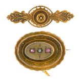 TWO GOLD BROOCHES, ONE IN 15CT GOLD, CHESTER 1902, 2.5G, THE OTHER SET WITH GARNETS AND A SPLIT