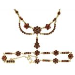 A BOHEMIAN GARNET FESTOON NECKLACE IN GOLD MARKED 9CT AND BRACELET EN SUITE IN 9CT GOLD, 19G++GOOD