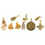 A QUANTITY OF 9CT GOLD JEWELLERY AND JEWELLERY MARKED 9K, COMPRISING THREE PENDANTS, FOUR CHARMS AND