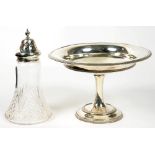 AN EDWARD VII SILVER MOUNTED GLASS CASTER, 16 CM H, CHESTER 1909 AND A GEORGE V SILVER TAZZA, 18