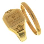 A WEDDING RING AND SIGNET RING IN GOLD MARKED 585, 8G, SIZE V - Z+1++WEAR CONSISTENT WITH AGE