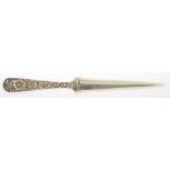 AN AMERICAN SILVER REPOUSEÉ LETTER OPENER, 15 CM L, BY S KIRK & SONS, 14DWTS