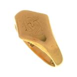 AN 18CT GOLD SIGNET RING, BIRMINGHAM 1920, 7.5G, SIZE R++WEAR CONSISTENT WITH AGE, ENGRAVED LUCY