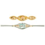 AN EDWARDIAN AQUAMARINE AND OLD CUT DIAMOND BAR BROOCH, IN GOLD AND PLATINUM, UNMARKED, 7 CM L, 6.