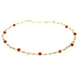 AN ITALIAN GOLD CHAIN SET AT INTERVALS WITH PEARLS AND CORAL BEADS, MARKED 750, 8.5G++GOOD
