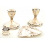 A GEORGE V SILVER PIQUE PILL BOX, 3 CM DIAM, LONDON 1921, A PAIR OF ELIZABETH II SILVER DWARF