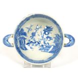 AN ENGLISH BLUE PRINTED PEARLWARE WILLOW PATTERN EGG STRAINER WITH LOOP HANDLES, 11CM OVER