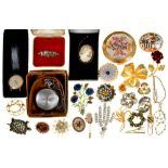 AN EDWARDIAN SILVER AND GOLD BROOCH, CHESTER 1907 AND OTHER MISCELLANEOUS COSTUME JEWELLERY++LIGHT