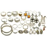 MISCELLANEOUS SILVER AND SILVER GILT JEWELLERY INCLUDING TEN PAIRS OF EARRINGS, FOURTEEN RINGS, ETC,