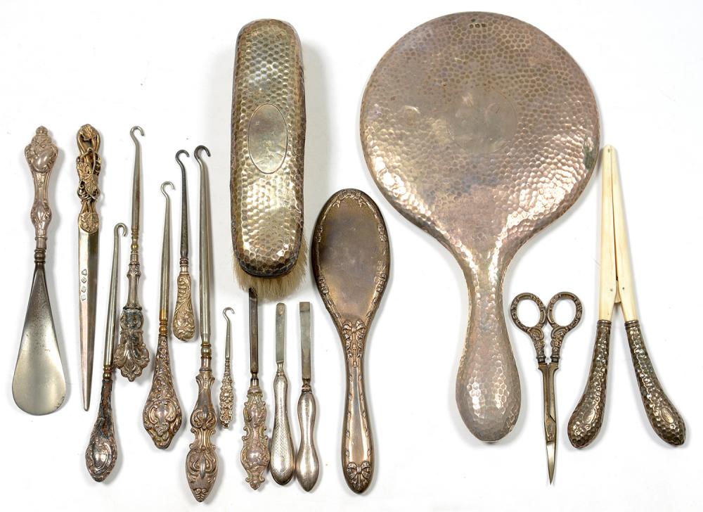MISCELLANEOUS SILVER ARTICLES, INCLUDING HAND MIRROR, SILVER HAFTED BUTTON HOOKS, ETC, EDWARD VII