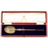 AN ELIZABETH II SILVER GILT REPLICA OF THE ANOINTING SPOON, 22 CM L, CHESTER 1952, CASED, 3OZS