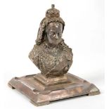 A VICTORIAN COMMEMORATIVE EPNS INKWELL IN THE FORM OF A BUST OF QUEEN VICTORIA, 18 CM H, C1897