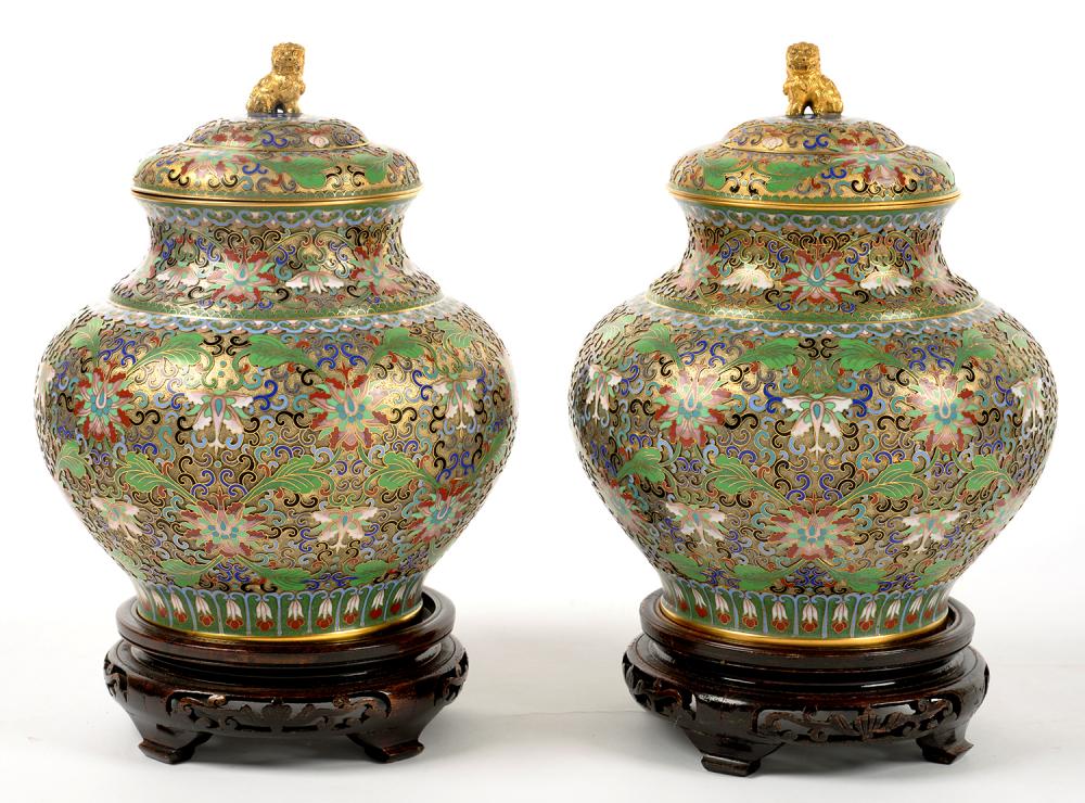 A PAIR OF CHINESE CLOISONNÈ ENAMEL JARS AND COVERS, WITH DOG OF FO FINIAL, 27CM H, 20TH C, WOOD