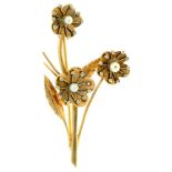 A PEARL BROOCH OF FLOWERS, IN GOLD MARKED 585, 5 CM L APPROX, 5G++LIGHT WEAR CONSISTENT WITH AGE