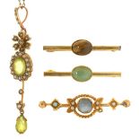 AN ART NOUVEAU PERIDOT AND SPLIT PEARL PENDANT IN GOLD ON GILT BRASS CHAIN, PENDANT 55 MM L, A