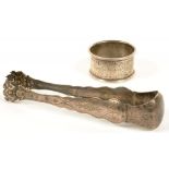 A GEORGE V SILVER NAPKIN RING, LONDON 1917 AND A PAIR OF FRENCH SILVER SUGAR BOWS, 14.5 CM L, 1OZ