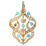 AN ART NOUVEAU TURQUOISE AND SPLIT PEARL PENDANT, C1910, IN GOLD MARKED 15C, 3.5 CM L APPROX, 4.