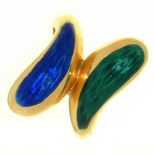 AN ENAMEL RING IN GOLD MARKED 18K, 9G, SIZE L++LIGHT WEAR CONSISTENT WITH AGE