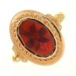 AN ALMANDINE GARNET RING IN GOLD, UNMARKED, 3.5G, SIZE N½++GOOD CONDITION