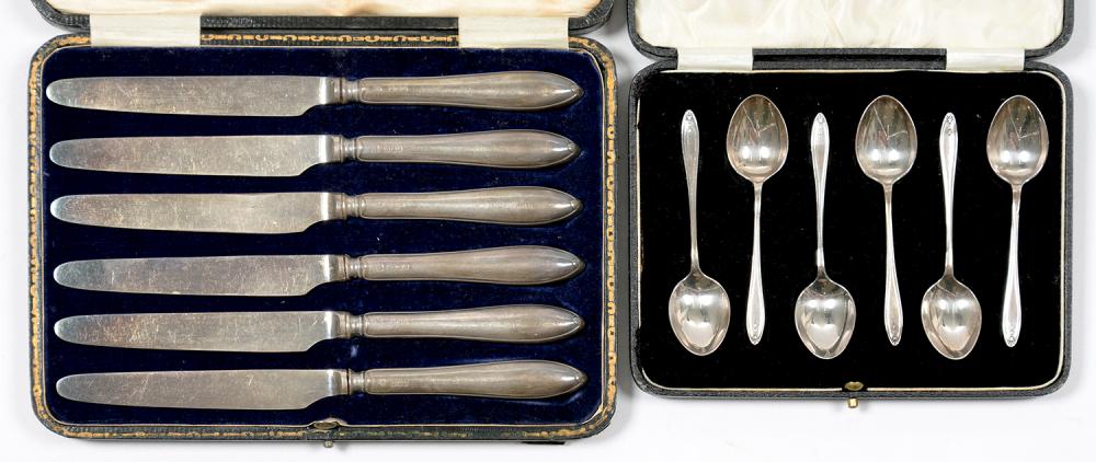 A SET OF SIX GEORGE V SILVER COFFEE SPOONS, BIRMINGHAM 1926, CASED AND A SET OF SIX GEORGE V