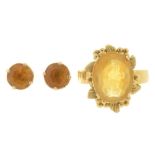 A CITRINE RING IN GOLD MARKED 14K 585, SIZE M AND A PAIR OF CITRINE STUD EARRINGS, IN GOLD,