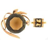 A SMOKY QUARTZ RING IN GOLD MARKED K14, SIZE O, AND A SIMILAR BROOCH, 20G++GOOD CONDITION