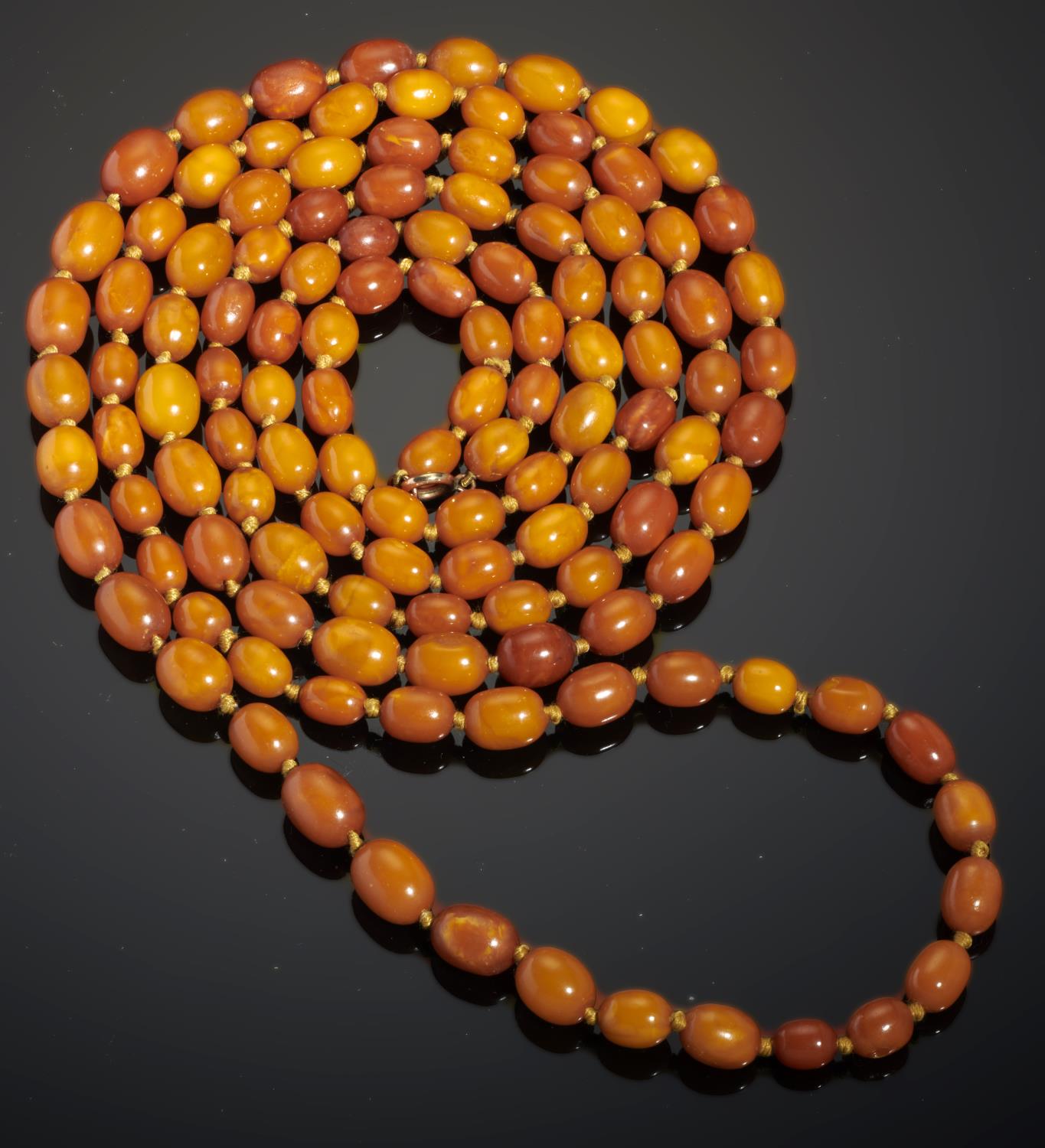 A NECKLACE OF ONE HUNDRED AND TWENTY THREE AMBER BEADS 67g Good condition