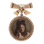 AN EDWARDIAN GOLD LOCKET with split pearl surround, double sided, 3.2cm, engraved 15ct, suspended