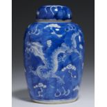 A CHINESE BLUE AND WHITE DRAGON AND CRACKED ICE JAR AND COVER, QING DYNASTY, 19TH C 15cm h,