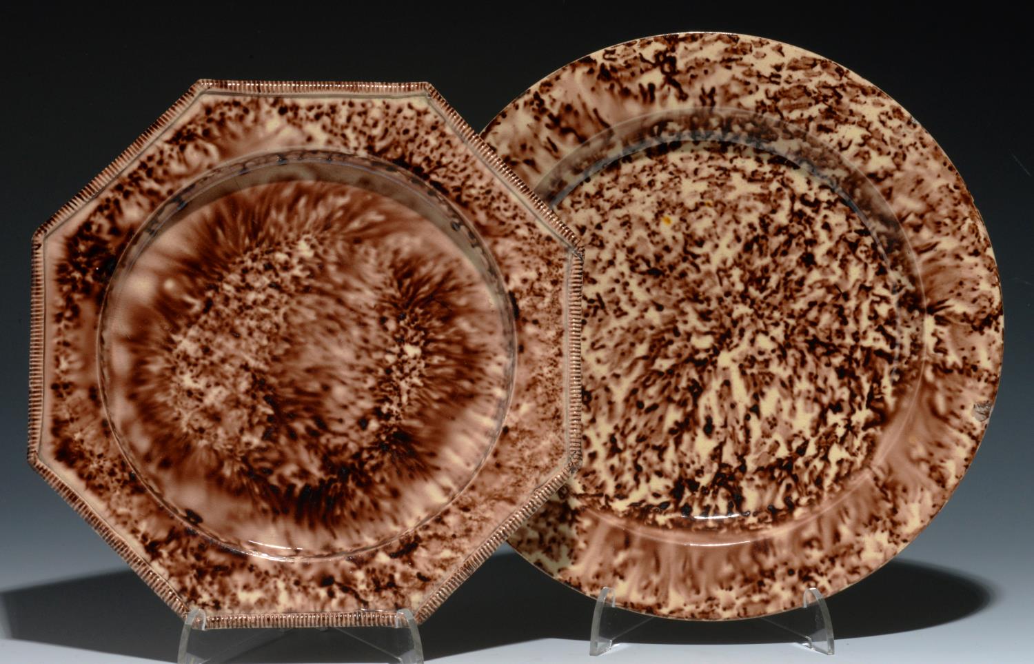 TWO STAFFORDSHIRE WHIELDON TYPE  'TORTOISESHELL' CREAMWARE PLATES, C1760-70 21.5cm; 24cm diam