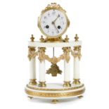 A FRENCH GILT BRASS AND WHITE MARBLE COLONNADE CLOCK IN LOUIS XVI STYLE, EARLY 20TH C  the drum