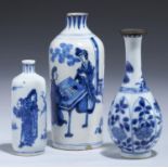 A CHINESE MINIATURE BLUE AND WHITE BOTTLE SHAPED VASE, QING DYNASTY, 18TH C painted with leaf shaped