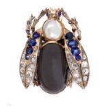 A DIAMOND, SAPPHIRE, BAROQUE PEARL AND FOILED CRYSTAL FLY BROOCH, EARLY 20TH C  in gold, 3.3cm,