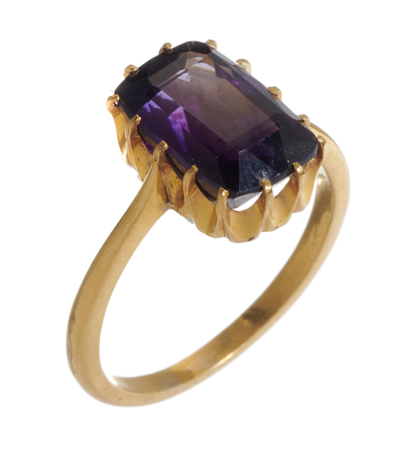 AN AMETHYST RING  in gold, unmarked, 4.6g, size N