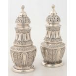 A PAIR OF VICTORIAN SILVER CASTERS, 12 CM H, LONDON 1889, 3OZS 7DWTS