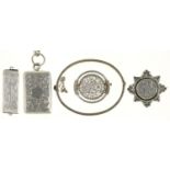 A SILVER VESTA CASE ON SILVER CHAIN, AND MISCELLANEOUS SILVER JEWELLERY, 67G