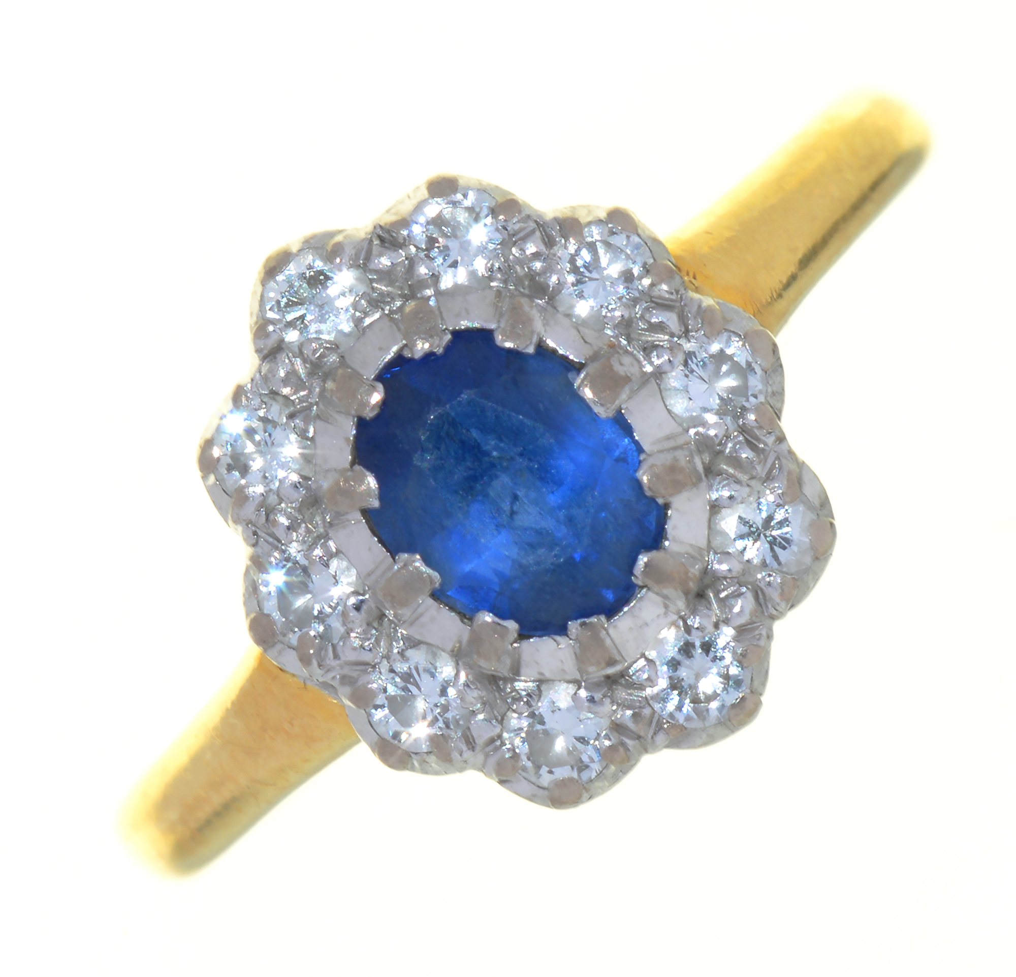 A SAPPHIRE AND DIAMOND CLUSTER RING, IN 18CT GOLD, LONDON, 1987, 4G, SIZE P½