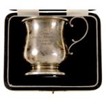 AN EDWARD VII SILVER MUG, 7.5 CM H, BIRMINGHAM 1903, CASED, 1OZ 14DWTS