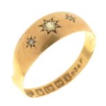 A GYPSY SET THREE STONE DIAMOND RING IN 18CT GOLD, BIRMINGHAM 1910, 2G, SIZE P