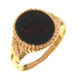 A VICTORIAN BLOODSTONE SIGNET RING IN 15CT GOLD, BIRMINGHAM 1873, 5G, SIZE O